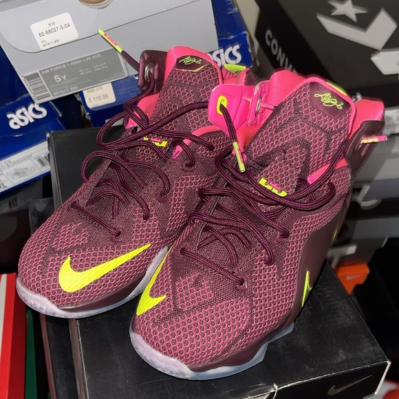 Gradeschool Nike Lebron James XII Size 5y - Picture 2 of 4